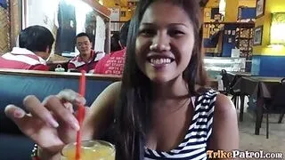Seksi Filipinli kadın büyük bir penisi emiyor.