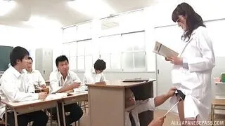 Japanische Lehrerin im Klassenzimmer belästigt