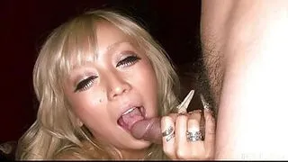 Muñeca asiática rubia a la que le encanta lamer y chupar