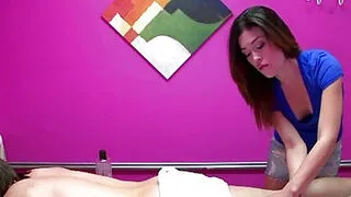 Zierliche asiatische Masseurin, die Handjobs liebt