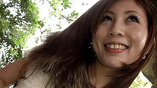 Süßes Teenager-Mädchen lässt sich ein wenig an ihrer feuchten Muschi streicheln.