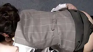 她丰满的臀部、湿润的阴户和饱满的乳房让他射精了。