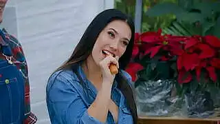 La sexy asiática Eva Lovia fue follada en el mercado.