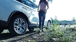 紧急停车小便 - 亚洲女孩蒂娜身穿蓝色牛仔裤在路边紧急小便和口交